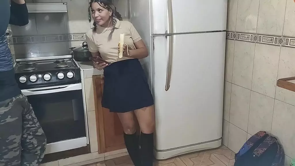 colegiala bien caliente seduce a su padrastro y termina follandola en la cocina