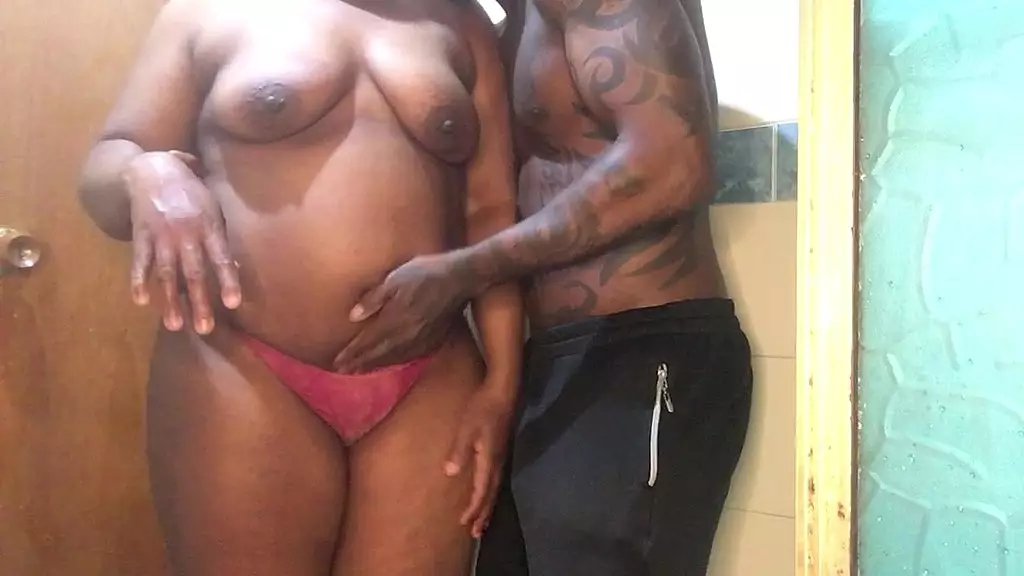 negra caliente le gusta ser manoseada y que le chupe las tetas