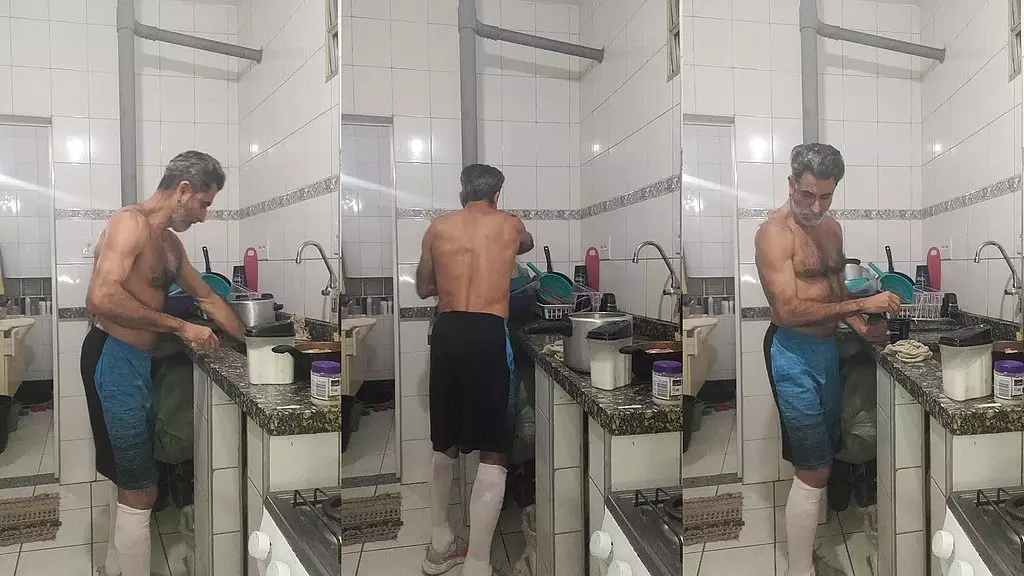 na cozinha preparado um jantar gostoso