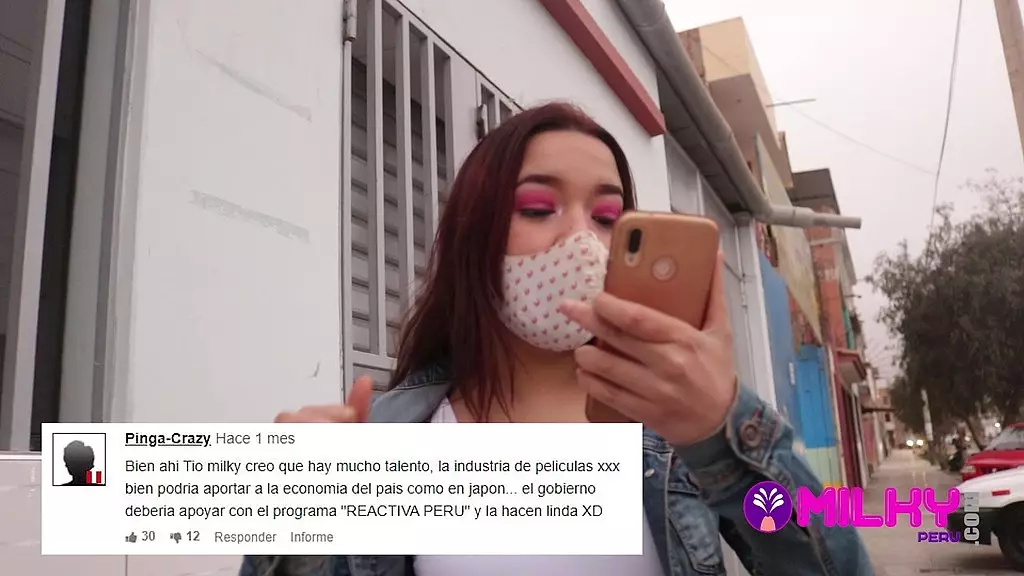 su vagina se moja al leer los comentarios de los fans