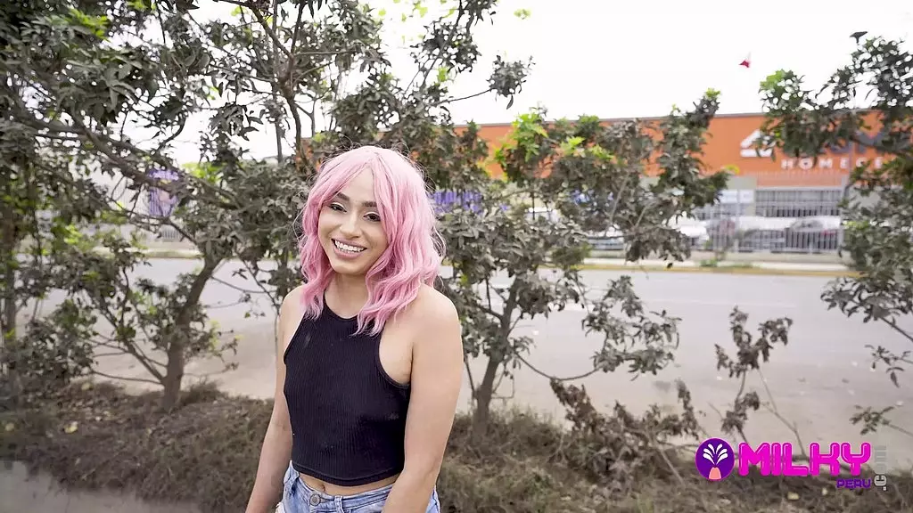 hermosa chica con el pelo rosado me acompana al departamento para follar