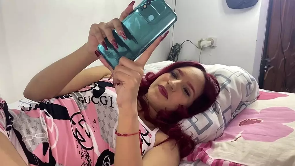 a mi hermanastra porque tiene videos eroticos en su telefono