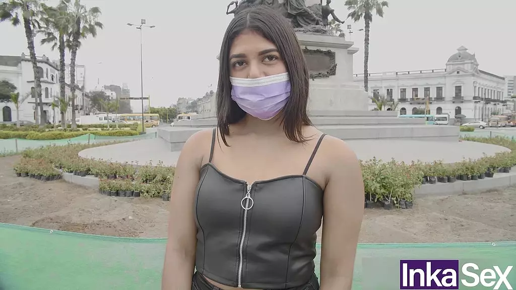 venezolana sumisa de 18 anos recibe su primera perforada anal en las calles de lima