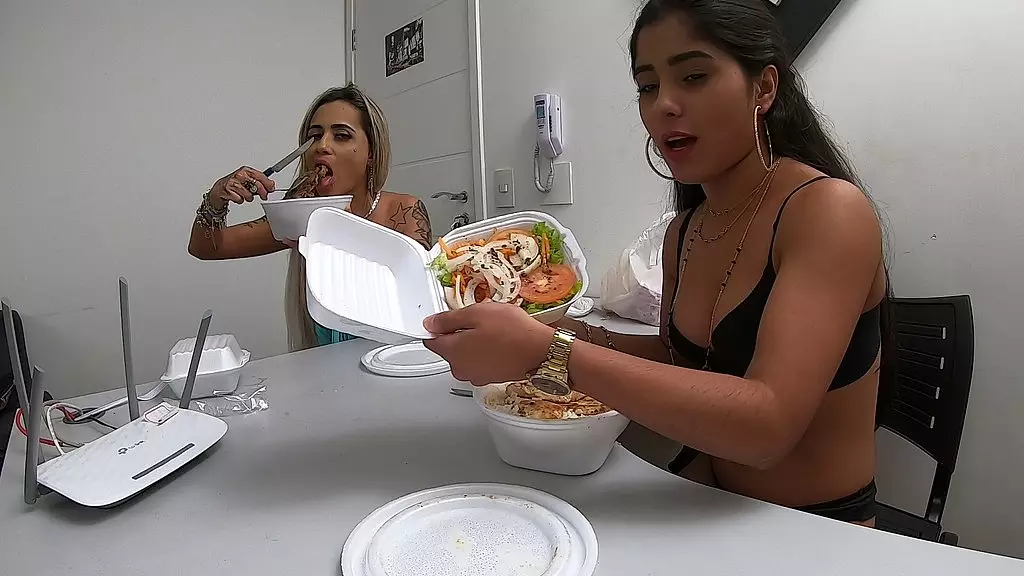 entre um video e outro a gente para para comer sem parar a putaria - izabela pimenta