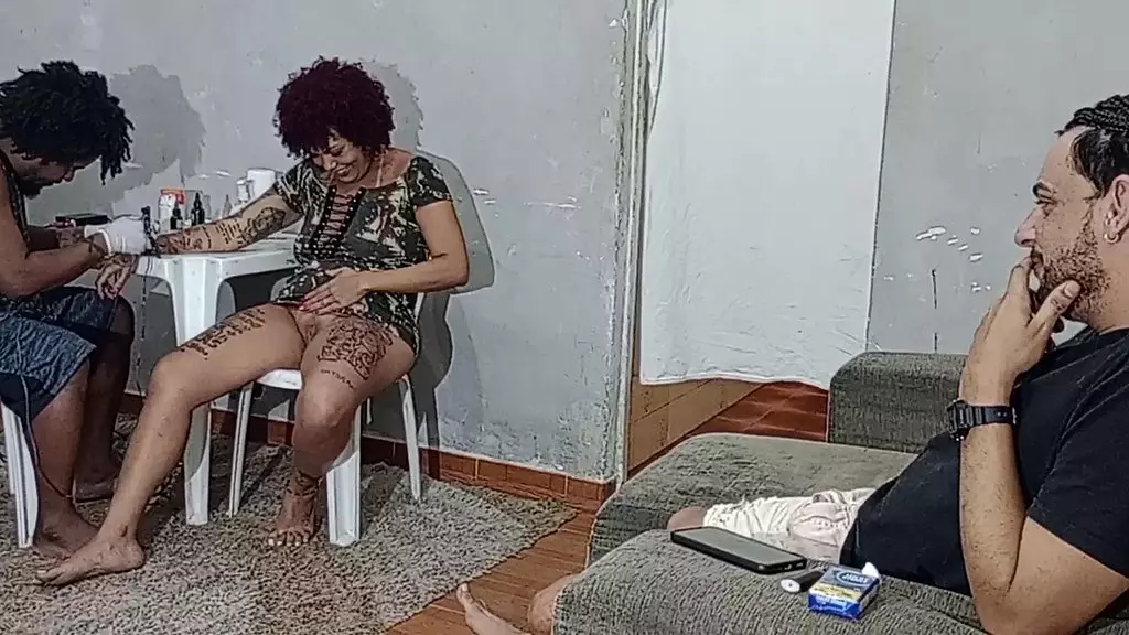 nao resisti ao tesao e acabei tomando e leite quente pau enquanto era tatuada