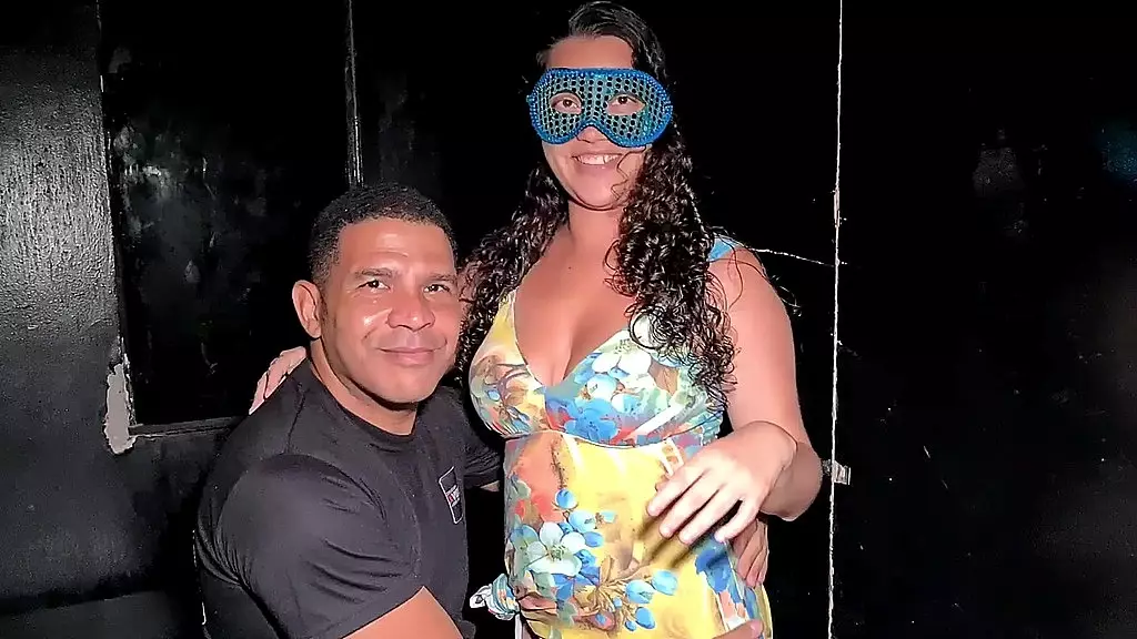 marido liberou a esposa gravar porno com outro macho na cabine da festa de swing