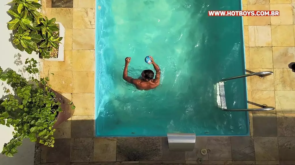 trio de novinhos fodendo na piscina de casa