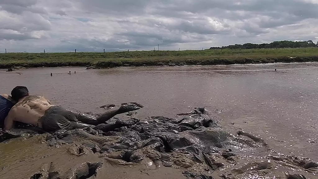 mud wrestling--who wins, women or man! (wam, wet and messy)