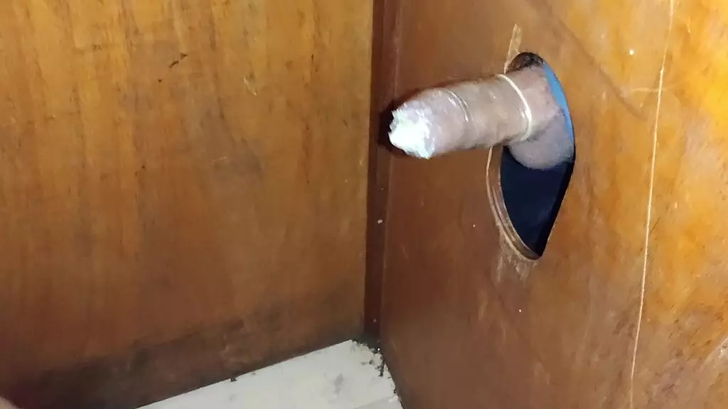 corno leva esposa gravida para foder na cabine de gloryhole.