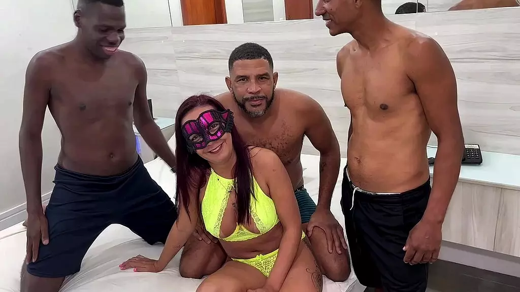 marido levou a esposa piranha pra foder com tres machos pra ele assistir