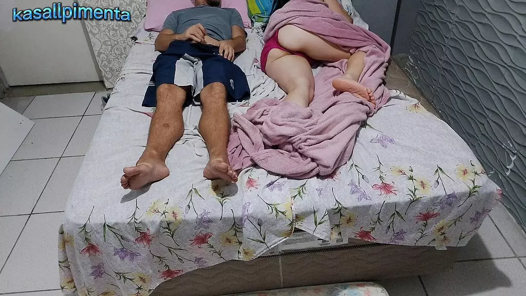 padrasto inventou mentiras para que enteada novinha tivesse que dividir a cama!