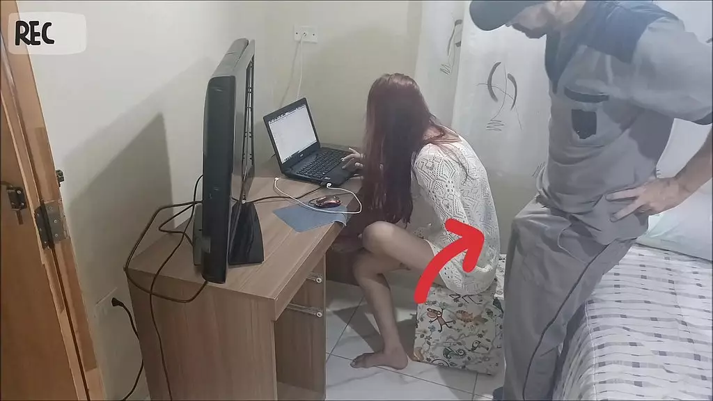 novinha sozinha em casa recebe o manutencista tarado!  camera escondida