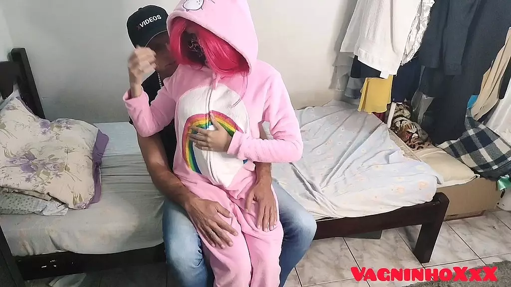 safadinha de pijama cosplay fazendo porno pela primeira vez e ja perdendo a virgindade do cuzinho com seu amigo mais velho vagninho e perola fernandez