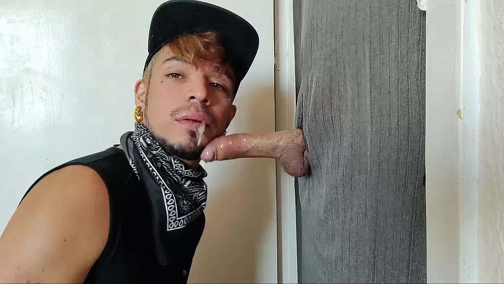 leo bulgari eats a straight s cock in the gloryhole of his house!!!