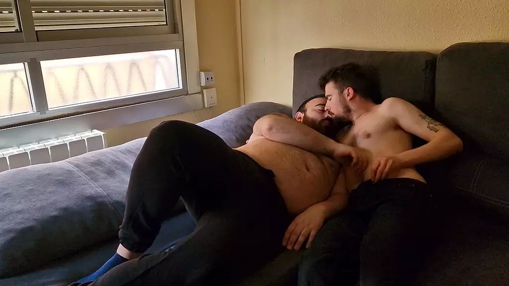 gordito joven y oso peludo follan a pelo en el sofa