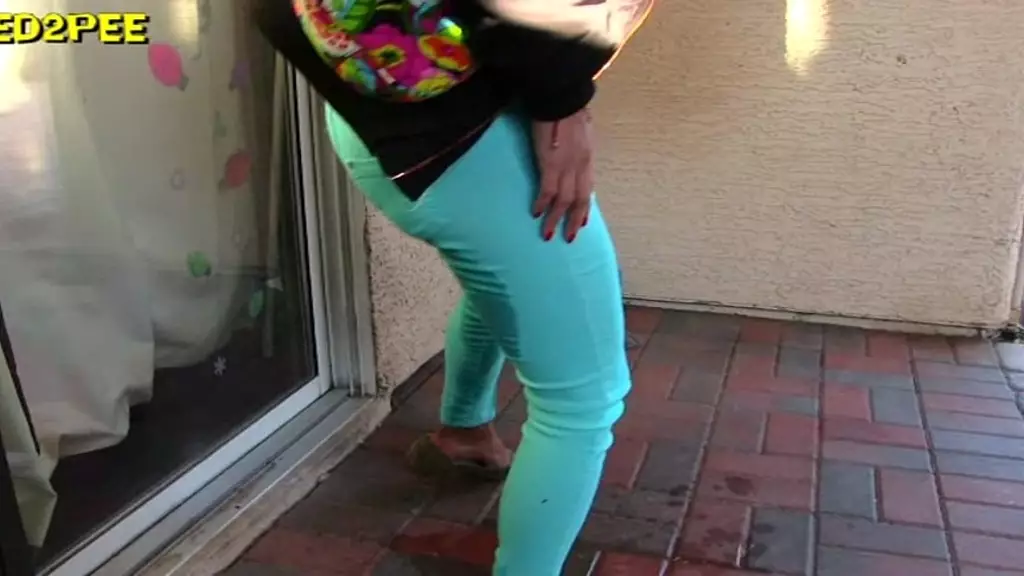 jade jantzen locked out pissing her pants