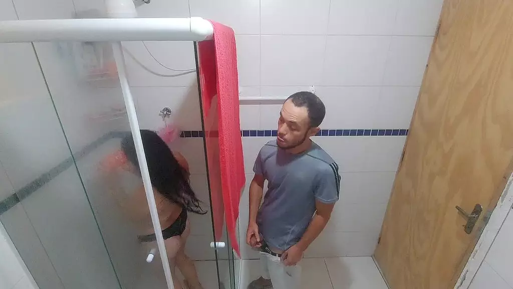 gostosa no banho, veja a reacao dela ao ver que eu estava olhando