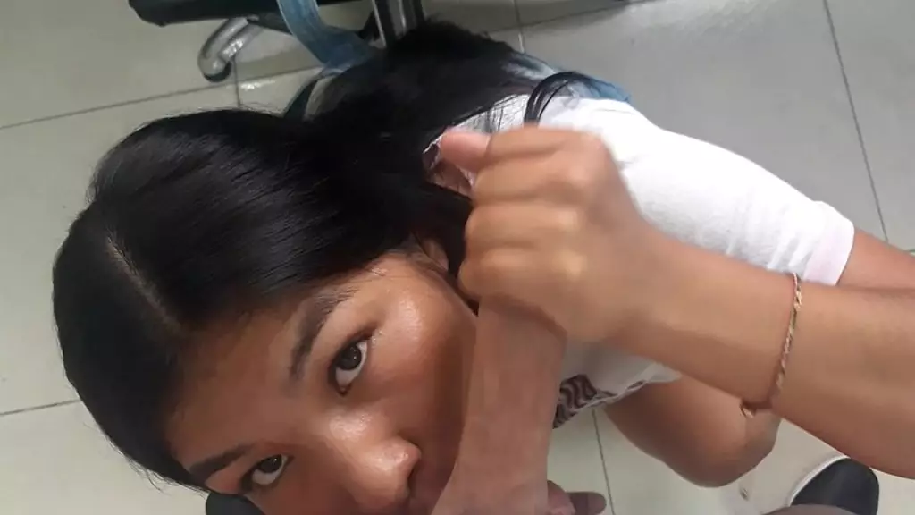 venuslatina2 - se la chupo a un cliente que me espia.