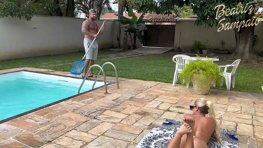 dei pro cara que tava limpando a piscina