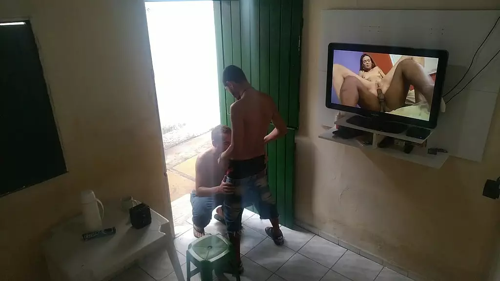 fui pedir acucar na casa do meu vizinho e flagrei ele batendo uma punheta gostosa