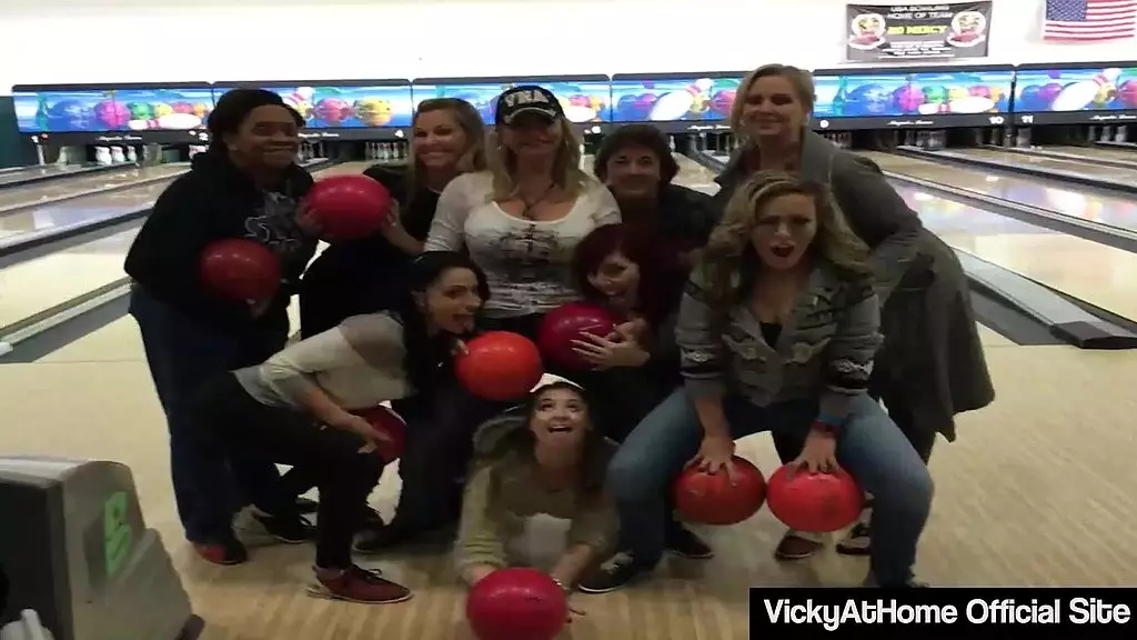 vicky vette and her friends bowling and wrestling at exxxotica con!