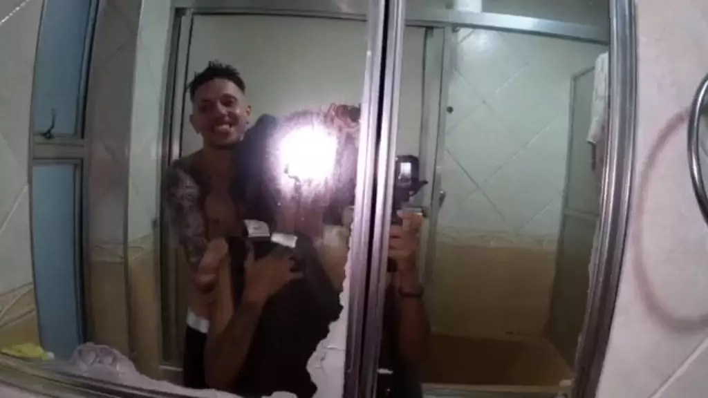 antes do sexo hard com o novinho aquele banho gostoso para avaliarmos o instrumento de trabalho