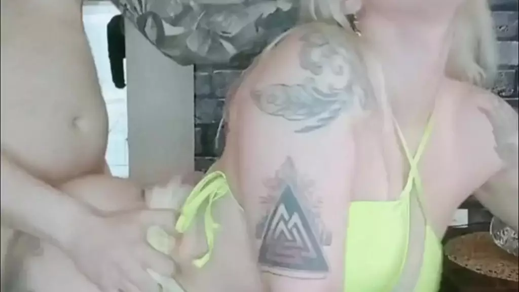 fudendo essa loira tatuada depois da praia sentou muito na pica