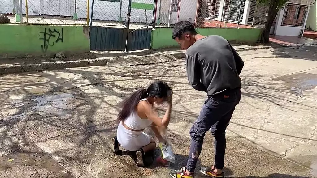 ayudo a la vecina a recoger sus frutas del piso y me invita asu casa a follar aprovechando que su esposo esta en el trabajo