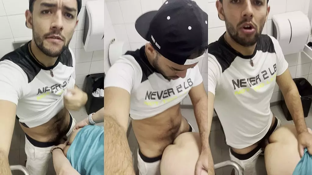 comi e gozei no rabao de um macho desconhecido no banheiro do metro em sao paulo