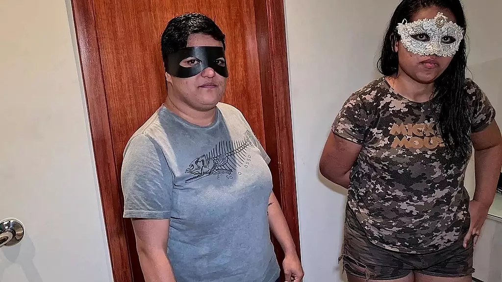 casal real de lesbicas fez porno pela primeira vez e as duas levaram pica e tomaram leite