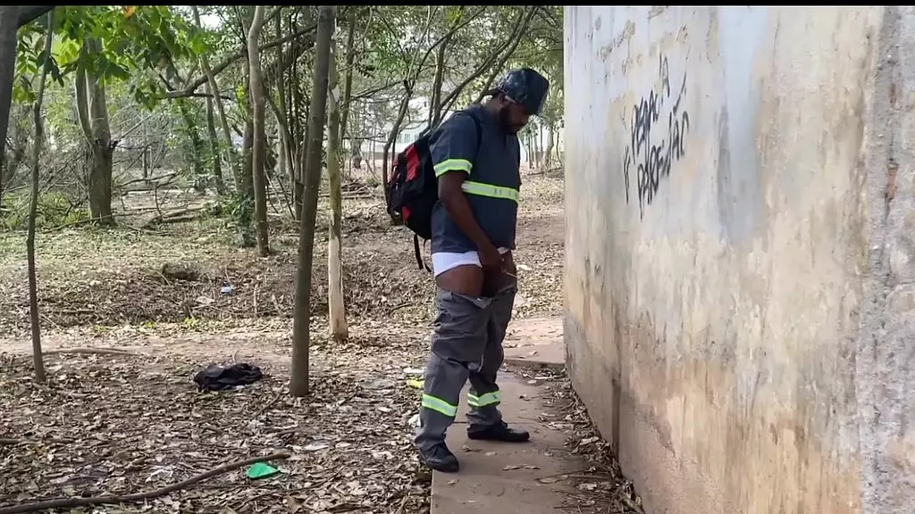 flagrado trabalhador de uniforme fodendo outro cara no mato